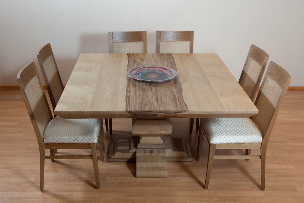 שולחן מרובע מעץ אגוז אפריקאי
