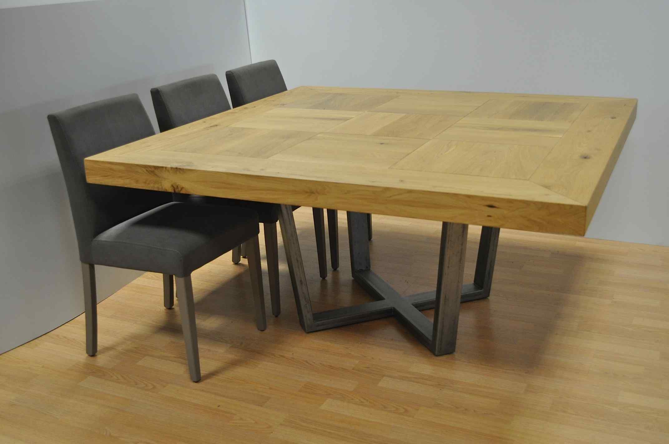 שולחן מרובע מעץ אלון טבעי ומבוקע