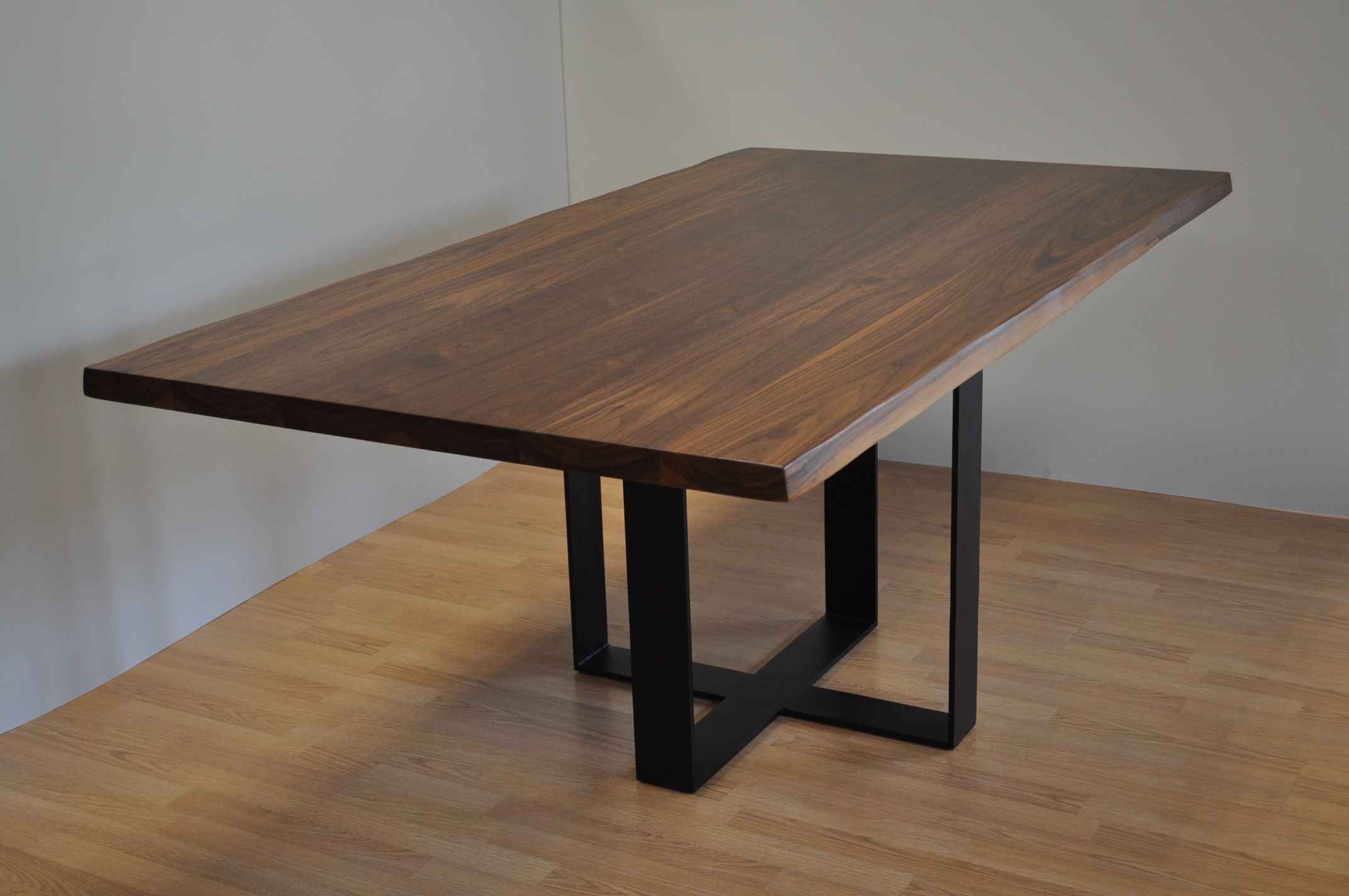 שולחן עץ מלא אגוז אמריקאי – דגם מוסקט