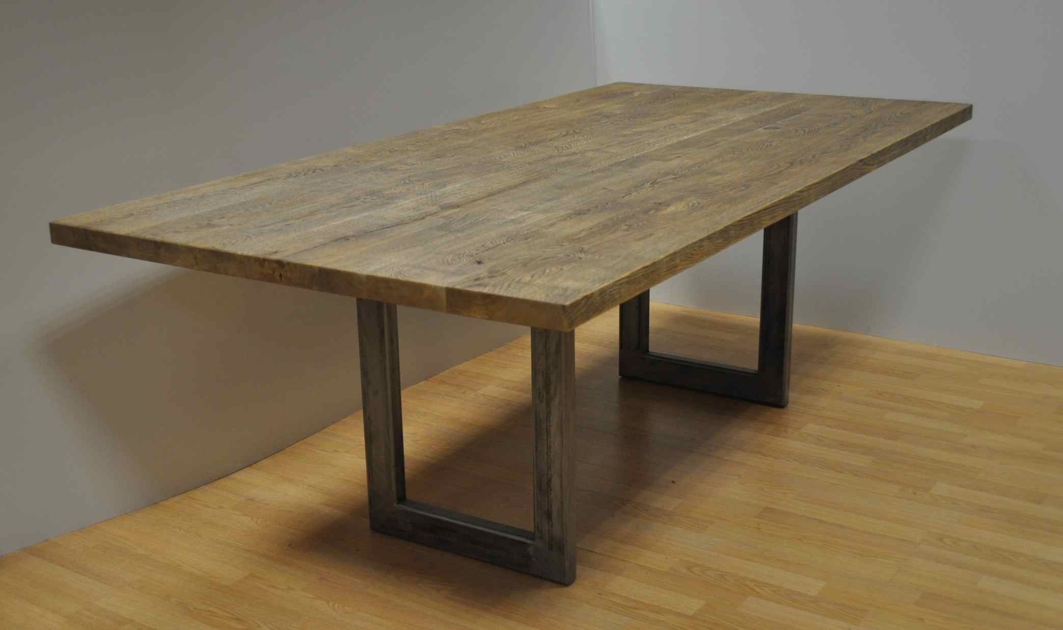 שולחן אוכל עץ אלון מבוקע ומעושן עם רגל ממתכת
